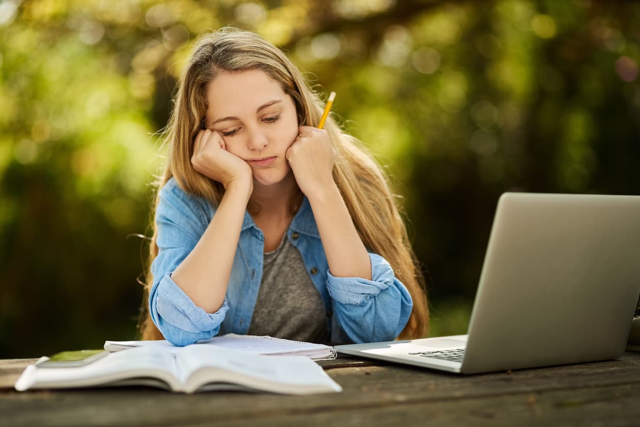Ansia da Debiti Scolastici: La Guida su come Gestire lo Studio Durante l'Estate Senza Stress